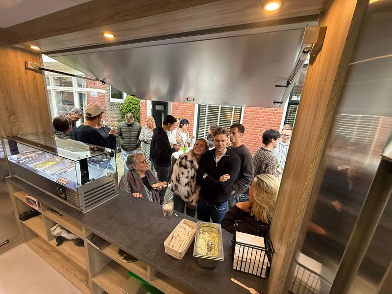 Gezellige drukte bij de snackwagen
